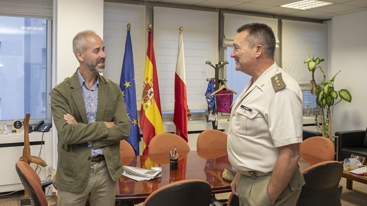 El consejero Silva, durante su encuentro con el coronel Emiliano Blanco (Foto: Jos Cavia)