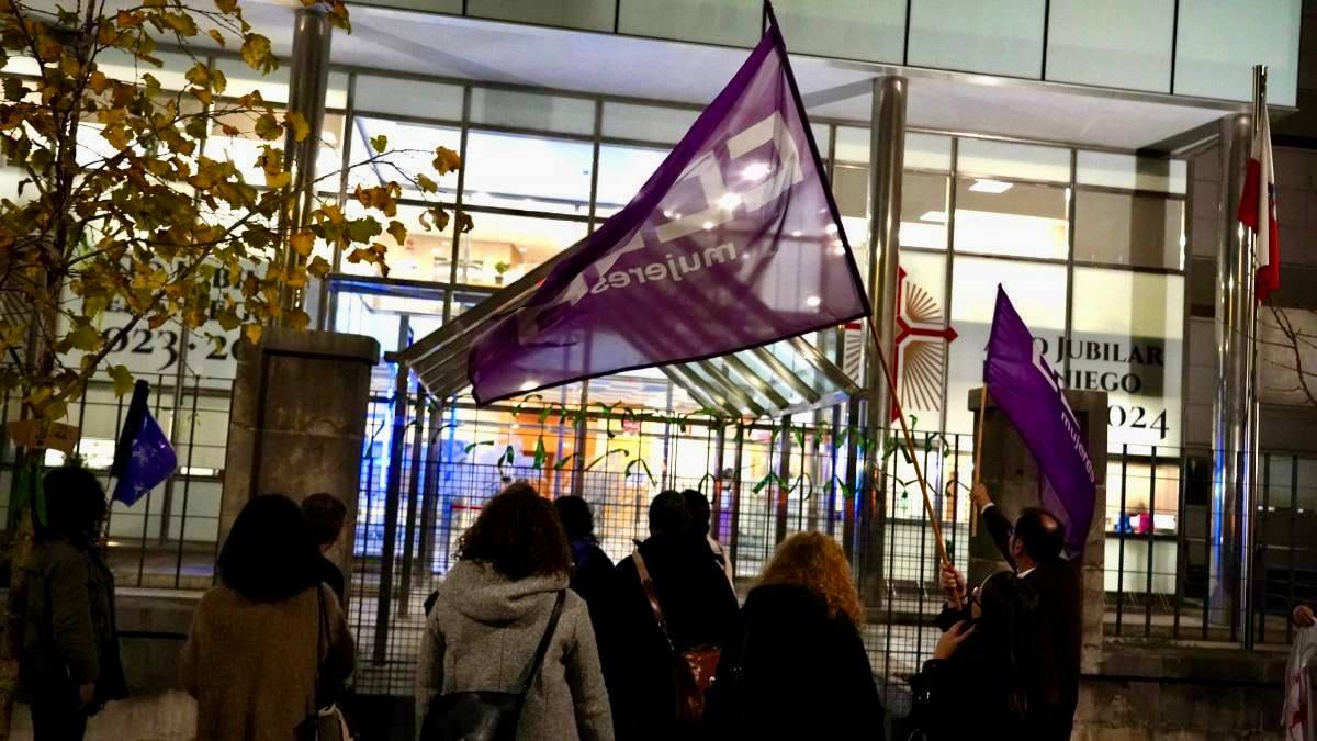 Representantes de CCOO se han acercado a acompaar a las personas encerradas en la sede del Gobierno de Cantabria