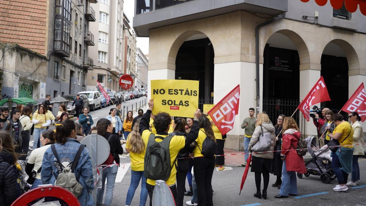 Concentración frente a la Consejería de Educación de la plantilla del ciclo de 0 a 3 años.