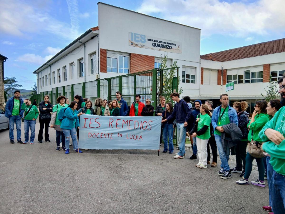 Piquete de docentes frente al IES Remedios (Guarnizo)